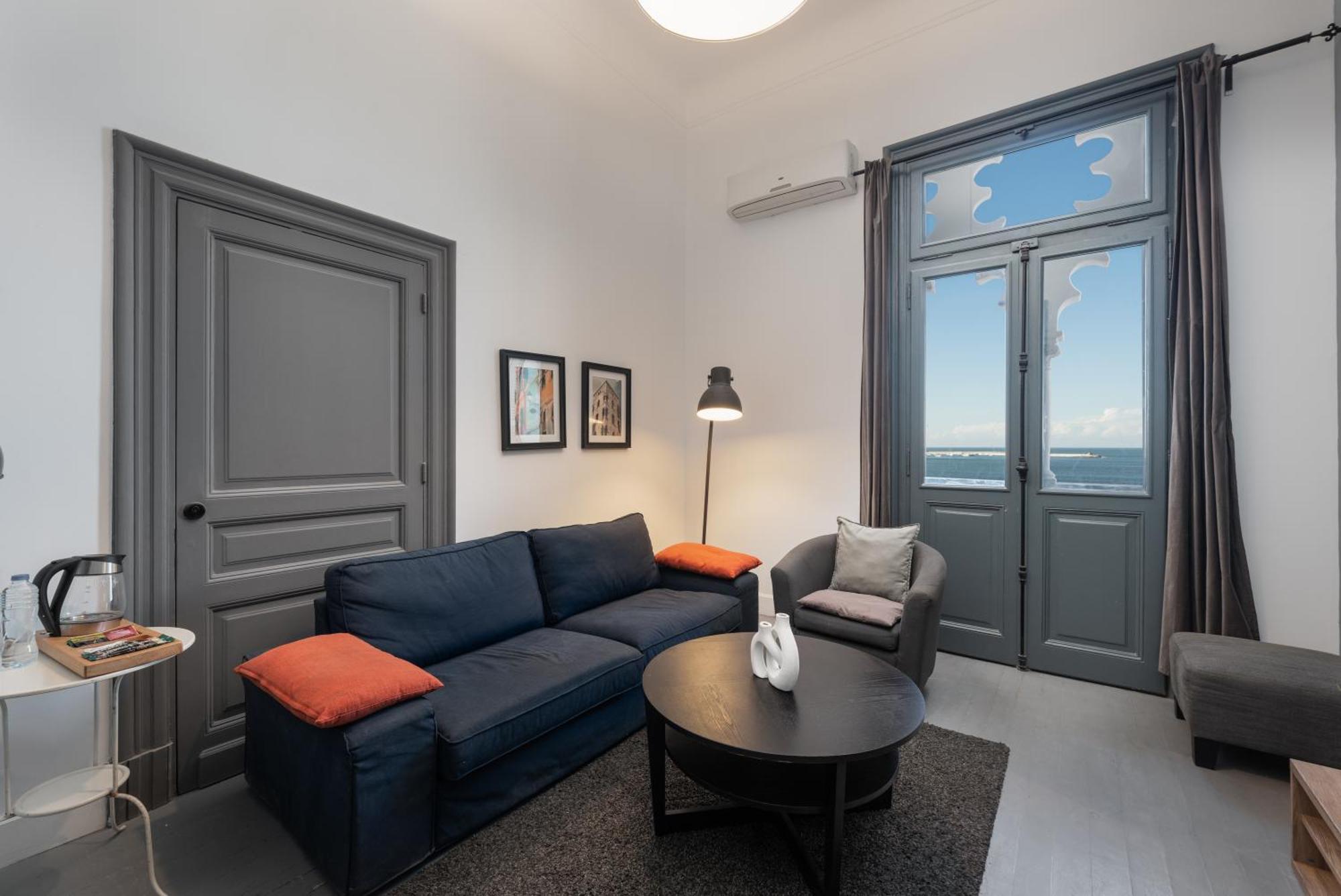 Grey L Corniche Little Venice Apartament *